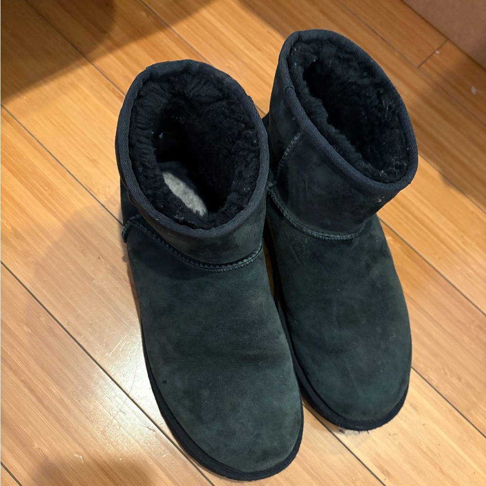 Black mini Ugg boots